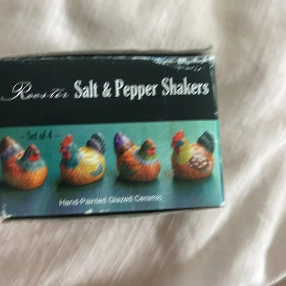 Set of 4 hand painted ceramic rooster salt and pepper shakers - Picture 7 of 7